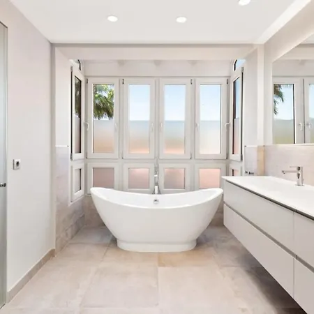 Beachfront Duplex Penthouse With Stunning Sea Views Appartement Marbella